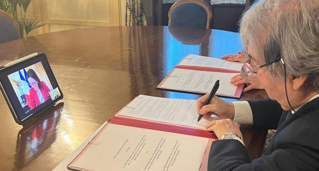 La firma del ministro Brunetta al suo tavolo di lavoro 