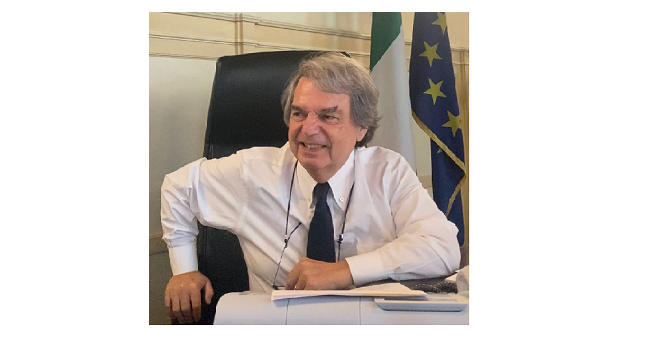 Il ministro Brunetta alla scrivania 